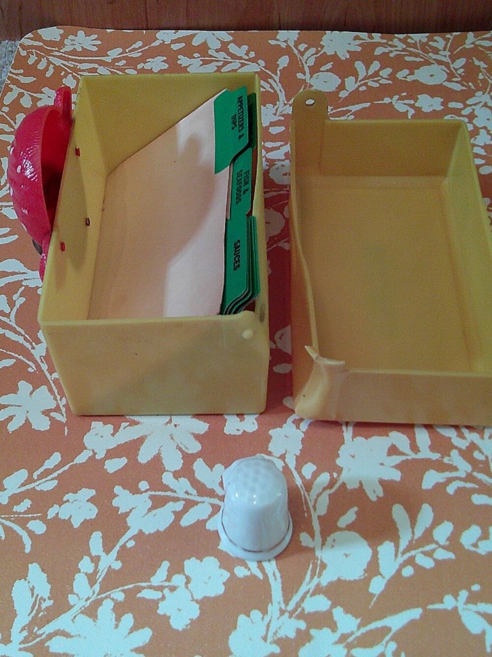 VTG Black Americana Yellow Recipe Box & Porcelain Aunt Jemima Thimble - Picture 4 of 14
